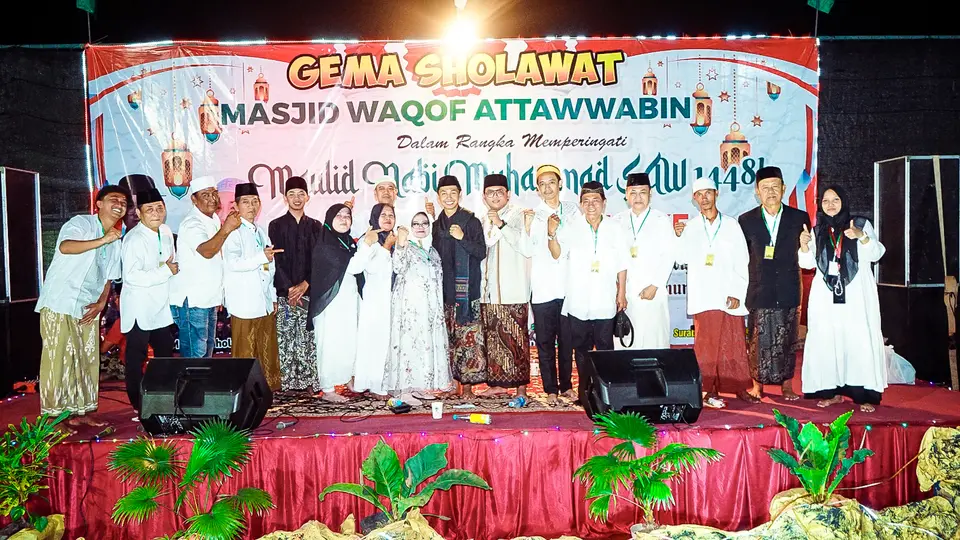 Foto bersama para pengisi acara dan panitia di atas panggung